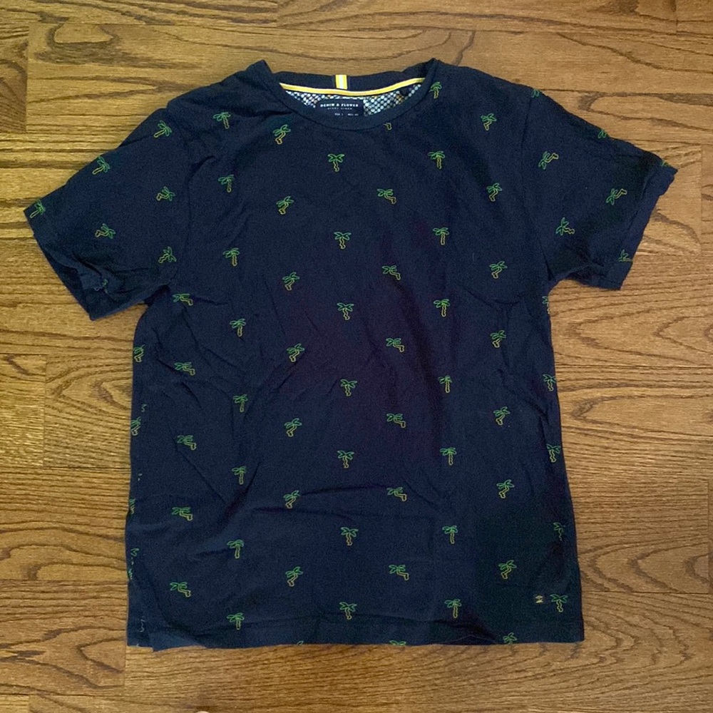 Men’s slim fit graphic tee